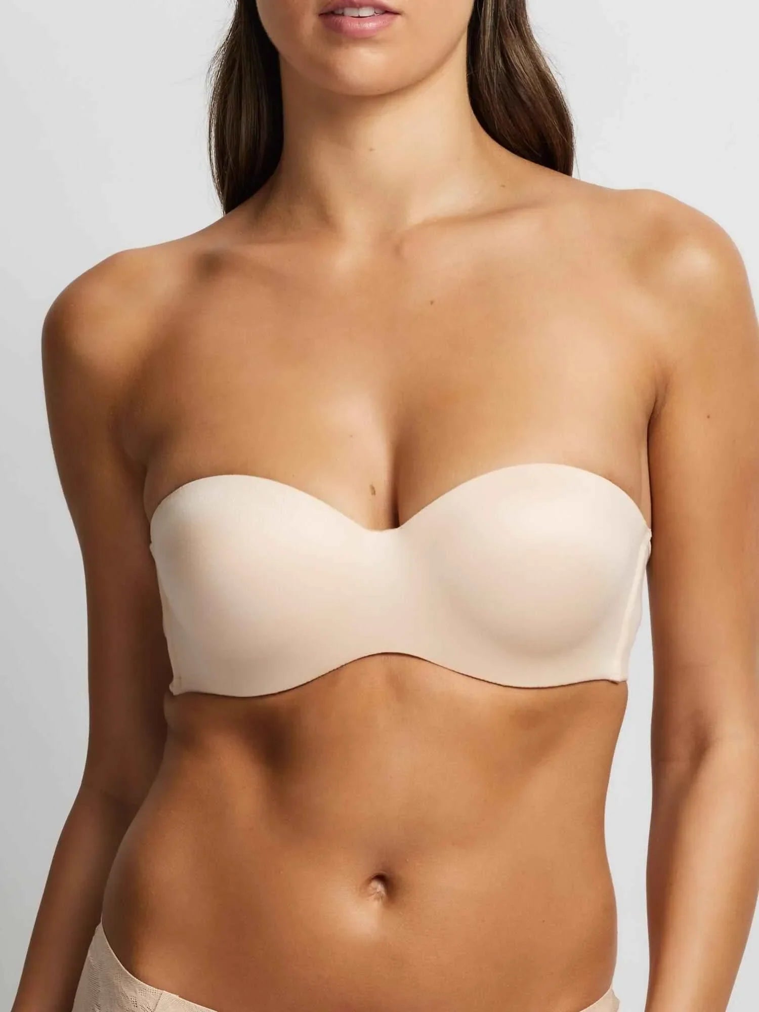 Invisible strapless bra with concealed elastic wings for everyday comfort