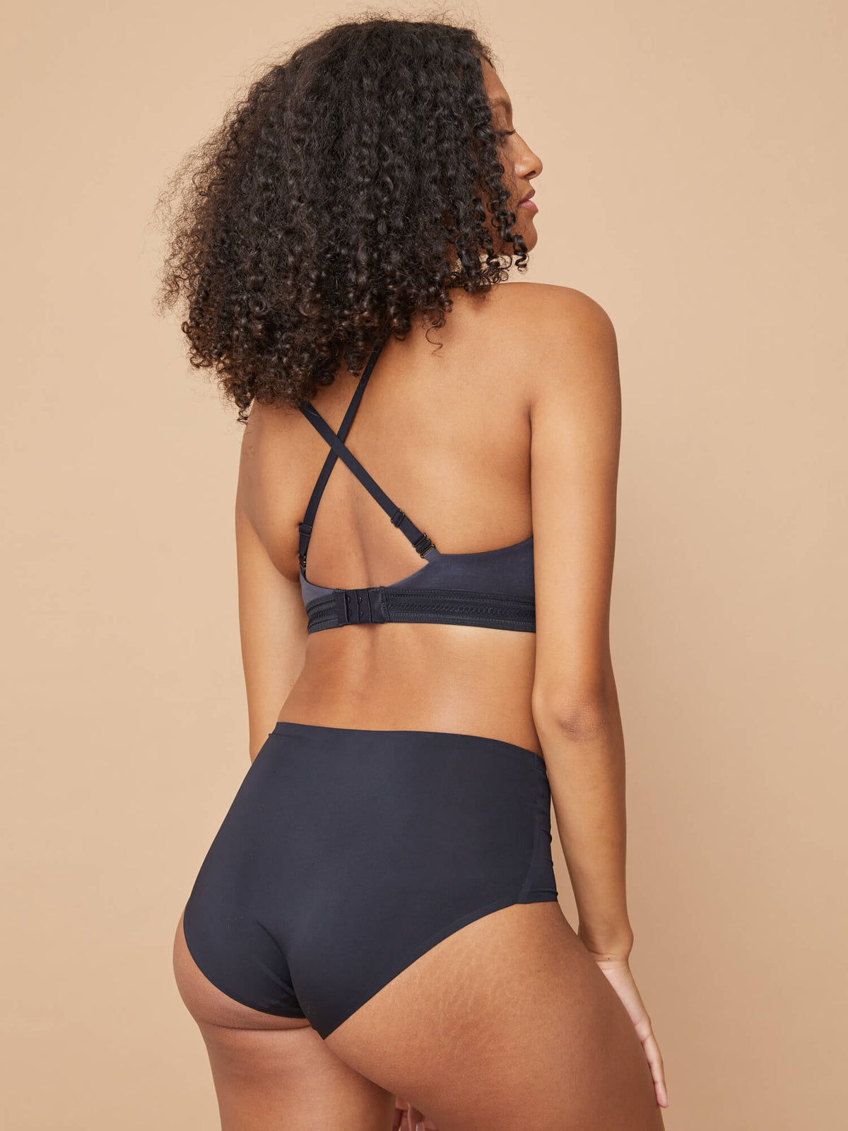 Cross back of Fine Lines Supersoft Convertible T Shirt Bra in Black